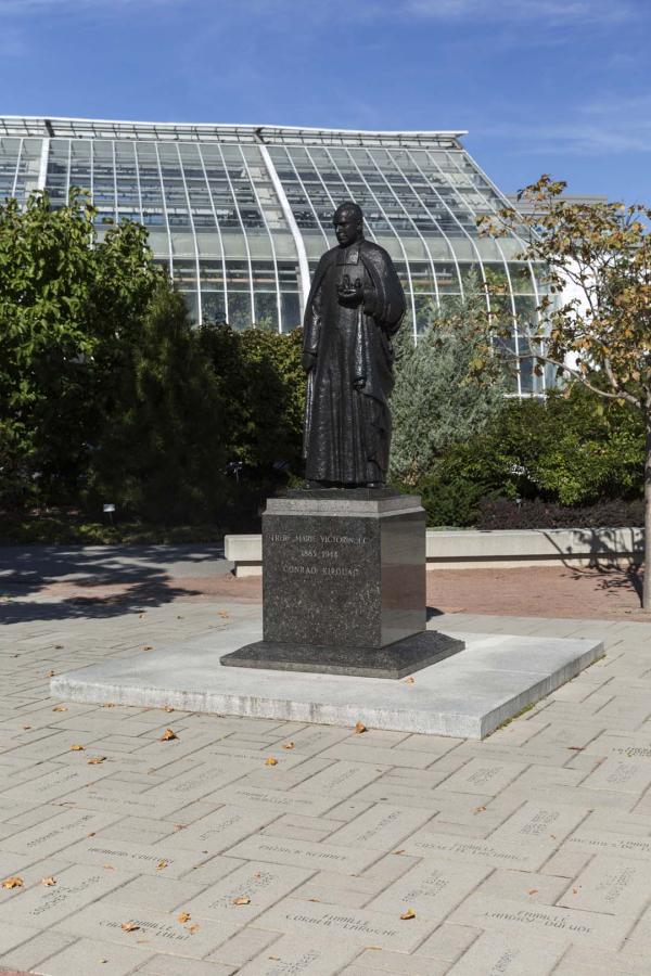 Monument au frère Marie-Victorin, Sylvia Daoust