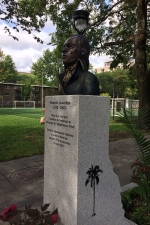 Monument à Toussaint Louverture, Dominique  Dennery 