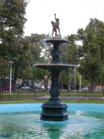 Sculpture-fontaine, square Sir-George-Étienne-Cartier, J.L. Mott