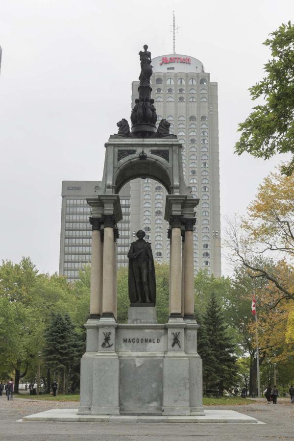 Monument à sir John A. Macdonald, George Edward Wade